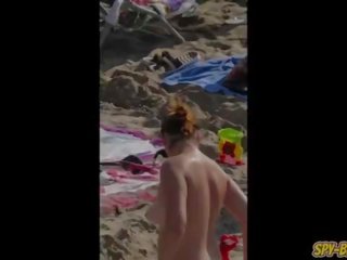 Splendid velika prsi zgoraj brez milfs - popotnik amaterke plaža prikaži