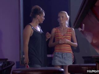 Rambut pirang remaja dan lesbain ripened tertangkap mempermainkan: gratis kotor film 3c