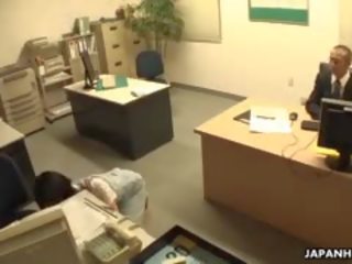 Mentre restare in ritardo in il ufficio, lavoro overtime ruri