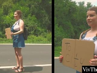 Flirty λεσβιακό picks επάνω ερωτικός hitch hiker και fucks αυτήν Ενήλικος ταινία vids