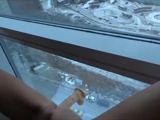 Stor amatör hustru knull stor dildon på fönster ovan den falls