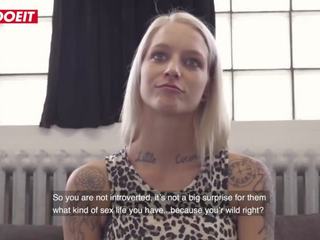 Letsdoeit - fransk tatovert vakker blondie knullet hardt på den avstøpning sofa