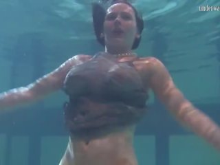 هائل مثالي هيئة و كبير الثدي في سن المراهقة katka تحت الماء