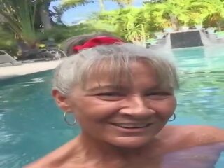 Pervertido abuelita leilani en la piscina