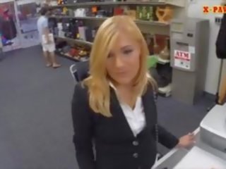 Exceptional blondynka mamuśka pawns jej cipka i przybity w the pawnshop