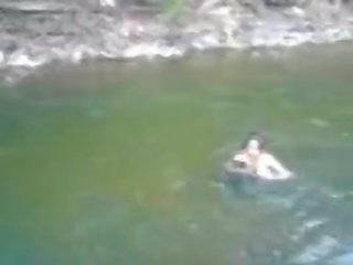 E mrekullueshme dhe gjoksmadhe amatore adoleshent deity duke notuar lakuriq në the lumi - fuckmehard.club