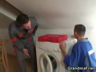 Divi repairmen aizcirsties krūtainas vecmāte no abi gali