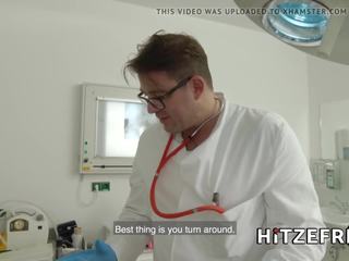 Hitzefrei مفلس شقراء ألماني جبهة مورو مارس الجنس بواسطة لها طبي practitioner