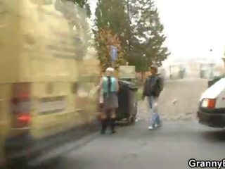 Armasar ponturi în sus și fucks un vechi strada fata