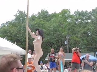Nua grande mamas strippers a dançar em público