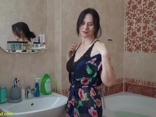 Harig bosje ripened neemt een soapy douche: lang haar vies film prestatie. isadora door sexycuckold