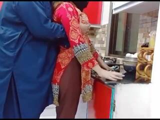 Пакистански съпруга анално дупка прецака в на кухня докато тя е работа с ясно звуков