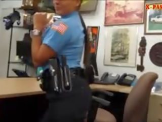 Petugas polisi petugas dengan besar payudara mendapat kacau di itu ruang belakang