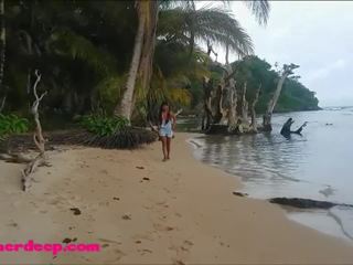 Högupplöst thailändska tonårs strand dag utomhus ger djupt hals throatpie