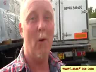 Trucker मिल रहा chased द्वारा एक ripened