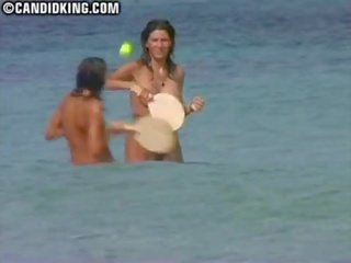 Sincero milf mãe nu em o nua praia com dela filho!