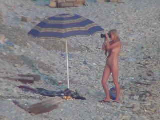 Naken flickor vid den verklig naken beaches