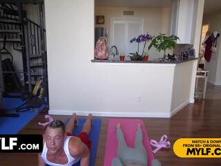 Bodacious milf s perfektno prsi in rit suttin stretches ji muca med joga telovadba - mylf