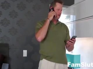 Søt tenåring fucks step-dad til få telefon tilbake | famslut.com