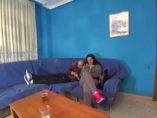 Estaban aburridos mirando ел movil y al окончателен empezaron а hacer cosas mas interesantes como comer po