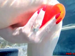 Prsnaté červenovlasé manželka masturbuje zatiaľ čo vonku v the bazén dospelé video relácie