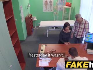 Faux hôpital tchèque specialist smuc sur chaud à trot adultère épouses étroit chatte