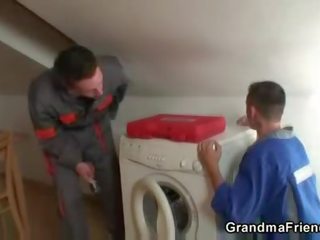 Två repairmen smäll bystiga mormor från båda ändarna
