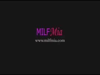 Milf spritzt auf kamera lens