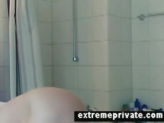 Rejtett kamera footage én zuhanyzás nagynéni
