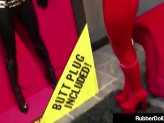 Dominasi perempuan ratu rubberdoll fucked oleh boxed patung nicci.