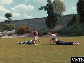 Lesbiennes faire yoga en la jardin avant léchage chaque autres humide chattes