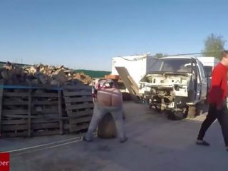 Follada por detrás en la gorda en el vertedero de coches.gui018