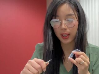 可爱的 亚洲人 医 学生 在 眼镜 和 自然 的阴户 乱搞 她的 tutor 和 得到 creampied