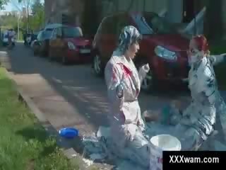 Două cu stil milf involved în paint luptă exterior