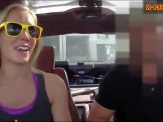 Blond bimbo sells henne bil og pounded