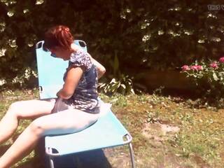 Nicoletta wears une grand couche en une publique jardin: sexe 76