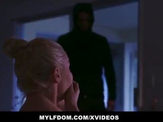 Mylfdom - hooded غريب يهيمن ميلف كس