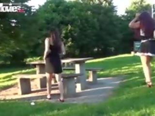 Две лесбийки casually флаш техен женчовци в а публичен парк
