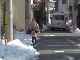 Japonesa bajo la falda niñas . . .