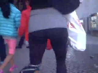 Groovy milf com bolha rabo em negra leggings e tacões walking 1