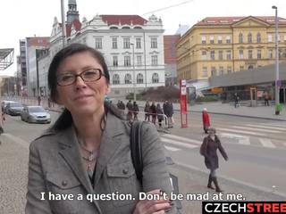 Tsjechisch milf secretaresse uitgezocht omhoog en geneukt