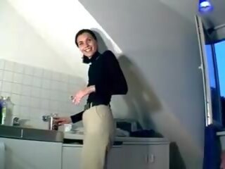 א stunning-looking גרמני בת עשייה שלה כוס רטוב עם א דילדו