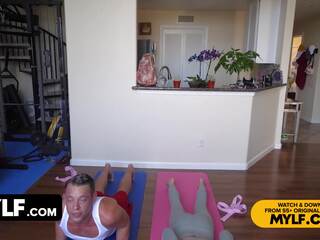 Bodacious nemfomanyak ile ponyplay tüysüz ve anne suttin uzanıyor onu seçki sırasında yoga i̇nce - mylf