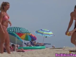 Coqueta encajar rubia adolescente grande culo camara espia voyeur playa