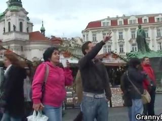 Viejo turista es escogido hasta y roscado en suelo