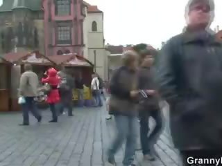 Starý turistický je vyzvednout nahoru a šroubované na patro