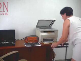 Sekretær scans pupper og fitte på mfp i kontor: kjønn film e3