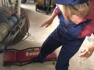 Blondinka aýaly with big süýji emjekler gets sucks prick in the garage