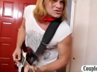 Blondinka gözel ýaşlar gets fucked by a rockstar and his gyzykly