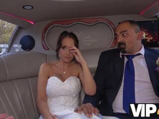 Vip4k. animado querido em casamento vestido fools em torno de não com futuro marido